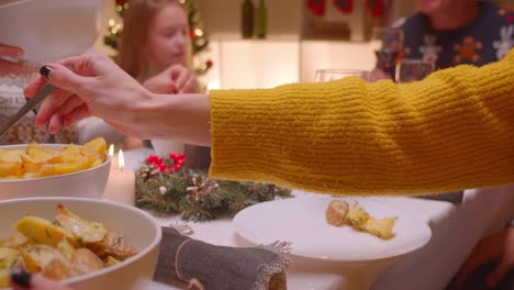 Weihnachten-Abendessen-Familie-Vereinigung-Abend-Komfort-Dialog-Großmutter-Großvater-Eltern-Enkelinnen-Geschenke-Lachen