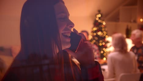 Teen-redhead-Mädchen-sprechen-Smartphone-lächelnd-Weihnachten-hinter-Glas