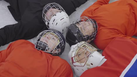 Cuatro-miembros-del-equipo-de-hockey-femenino-sobre-hielo