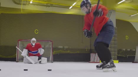 Hockey-Torwart-übt-auf-Eis