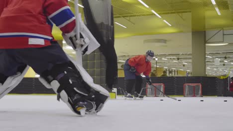 Weibliche-Hockey-Forward-mit-Training-auf-Eis