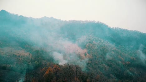 Smog-von-Waldbränden.-Entwaldung-und-Klimakrise.-Giftiger-Dunst-durch-Regenwaldbrände.-Luftvideo-4k