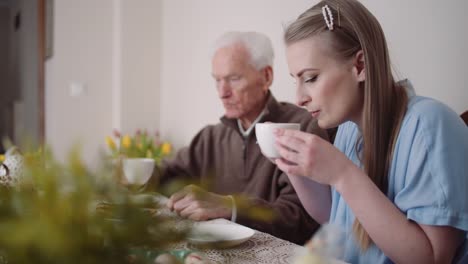 Feliz-Pascua---Abuelo-y-nieta-pasando-la-Pascua-juntos-hablando-en-casa.