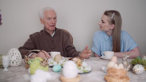 Frohe-Ostern---Großvater-und-Enkelin-verbringen-Ostern-zusammen-zu-Hause.