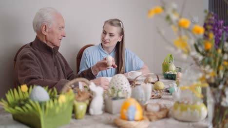 Frohe-Ostern---Großvater-und-Enkelin-verbringen-Ostern-zusammen-zu-Hause.