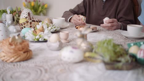 Cuidado-de-la-gente-elcerly---Hombre-mayor-sosteniendo-huevos-de-Pascua-en-las-manos.-Feliz-Pascua.