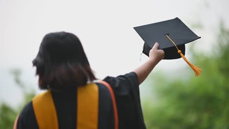 Asiatische-Studenten-trugen-am-Abschlusstag-schwarze-Rüschenanzüge,-schwarze-Hüte,-gelbe-Quasten.