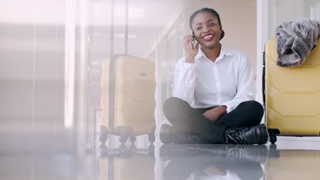 Mujer-afroamericana-está-hablando-por-teléfono-y-sonriendo