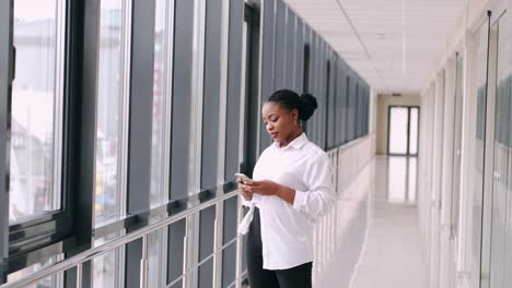 Afroamerikanische-Frau-wartet-in-einer-modernen-Halle