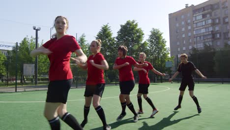 Frauenfußball-Teamtraining-auf-dem-Außengelände