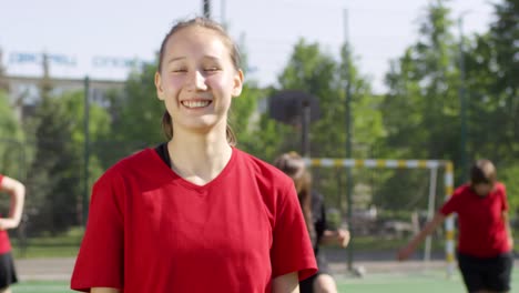 Retrato-de-Happy-Soccer-Girl-en-Retrato-al-aire-libre-de-Happy-Soccer-Girl-en-campo-al-aire-libre