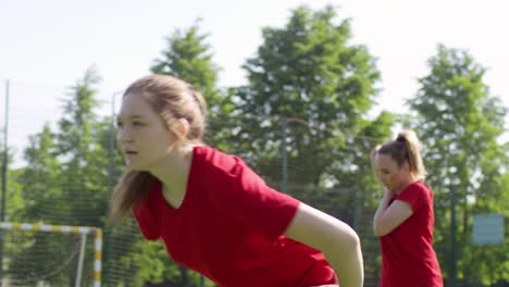 Weibliche-Fußballerin-macht-Hüftrotation-im-Outdoor-Stadion