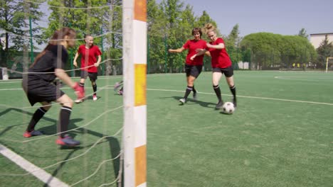 Jugadoras-de-Fútbol-Femenino-Entrenando-en-Campo-Al-Aire-Libre