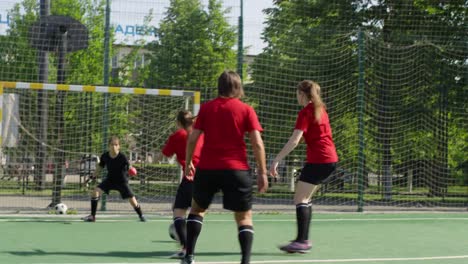 Jóvenes-Atletas-Femeninas-Jugando-Fútbol-Profesional