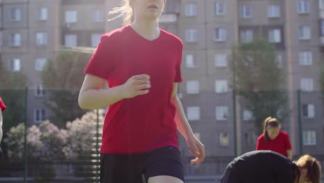 Chica-calentando-antes-del-entrenamiento-de-fútbol