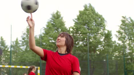 Jugador-a-la-jugadora-de-fútbol-femenino-Spinning-Ball-on-Finger