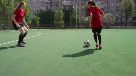 Jugadoras-de-Fútbol-Femenino-entrenando-al-aire-libre