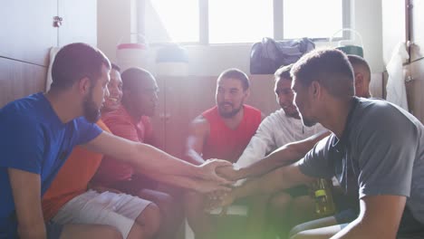 Gruppe-von-Fußballern-in-der-Umkleidekabine