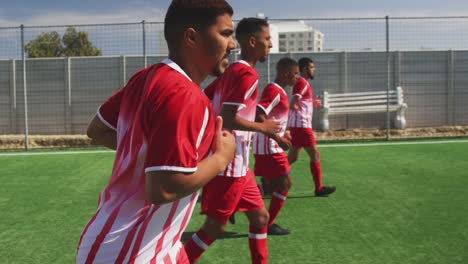 Jugadores-de-fútbol-corriendo-en-el-campo