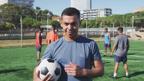 Fußballer,-der-auf-dem-Spielfeld-in-die-Kamera-schaut