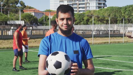 Fußballer,-der-auf-dem-Spielfeld-in-die-Kamera-schaut