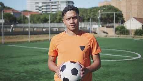 Jugador-de-fútbol-mirando-la-cámara-en-el-campo