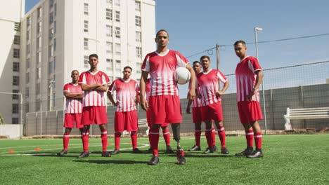 Futbolistas-de-pie-en-el-campo