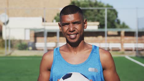 Jugador-de-fútbol-mirando-la-cámara-en-el-campo