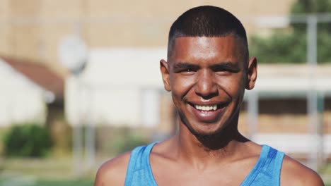 Jugador-de-fútbol-sonriendo-a-la-cámara-en-el-campo