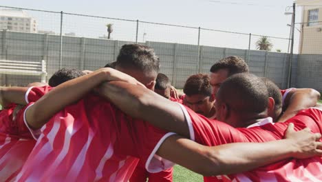 Jugadores-de-fútbol-motivando-en-el-campo