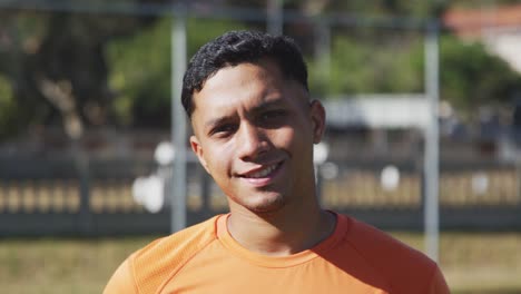 Jugador-de-fútbol-sonriendo-a-la-cámara-en-el-campo