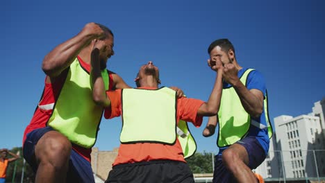 Fußballer-feiern-auf-dem-Feld