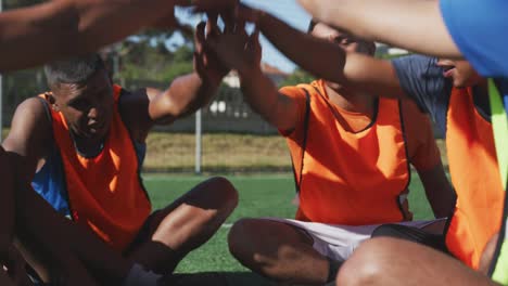 Jugadores-de-fútbol-motivando-en-el-campo