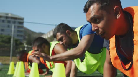 Entrenamiento-de-jugadores-de-fútbol-en-el-campo