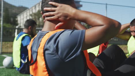 Entrenamiento-de-jugadores-de-fútbol-en-el-campo