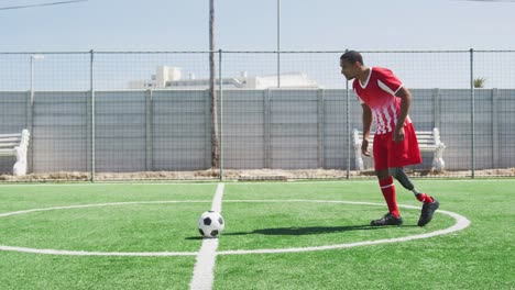 Soccer-player-with-prosthetic-leg-on-field