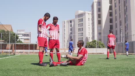 Futbolista-con-pierna-protésica-con-equipo-de-fútbol