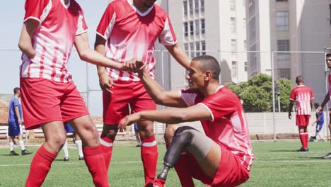 Futbolista-con-pierna-protésica-con-equipo-de-fútbol