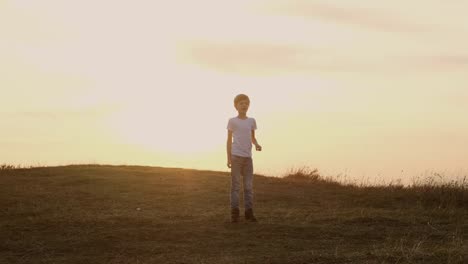 Junge-läuft-nach-Fußball--Outdoor-Freizeit.-Himmel-und-Horizont.