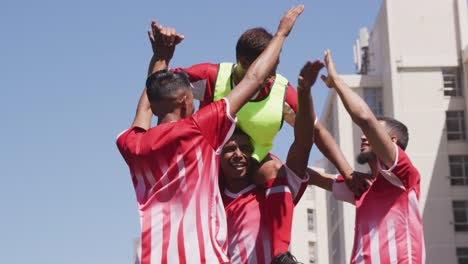 Futbolistas-celebrando-en-el-campo