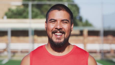 Jugador-de-fútbol-sonriendo-a-la-cámara-en-el-campo