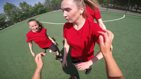 POV-de-jugador-de-fútbol-femenino-que-lucha-con-oponentes-en-el-campo