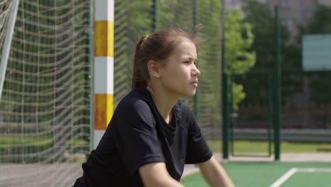 Junge-Torhüterin-verteidigt-das-Tor-beim-Fußballtraining