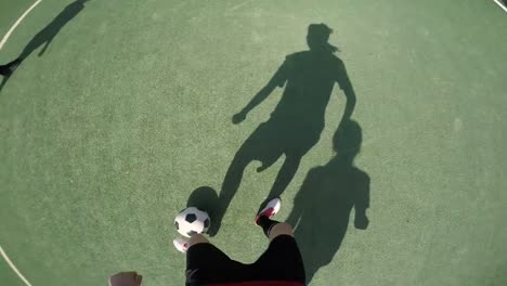 POV-von-Frau,-die-Fußball-auf-green-field-spielt