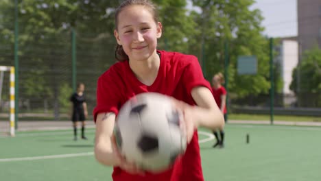 Happy-Soccer-Girl-Sonriendo-y-Posando-para-cámara-en-campo-al-aire-libre