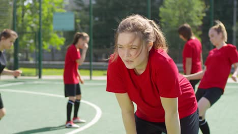 Teenage-Girl-Ruht-nach-Fußballtraining