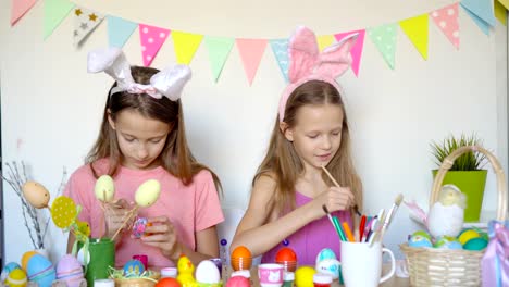 Frohe-Ostern.-Schöne-kleine-Kinder-tragen-Hasenohren-am-Ostertag.