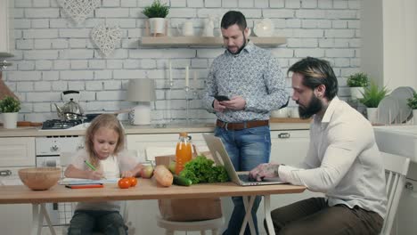 Familie-mit-ihren-Gadgets-zu-Hause