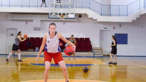 Entrenamiento-de-Atletas-de-Baloncesto-Femenino-con-Pelota-en-Cancha