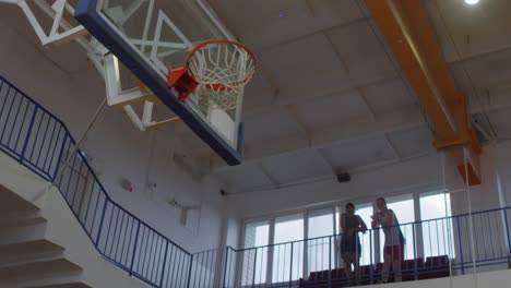 Atletas-Profesionales-Femeninos-Jugando-Baloncesto